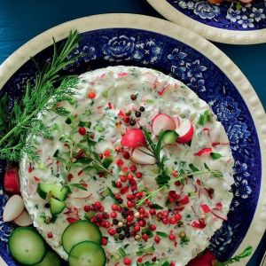 Serowy torcik wiosenny z rzodkiewkami