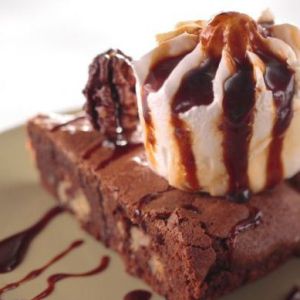 Brownies z lodami i sosem czekoladowym