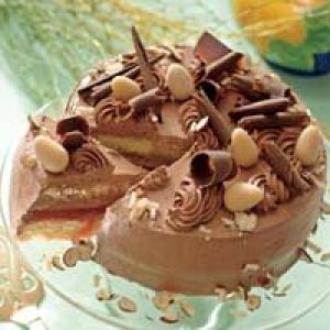Tort z czekoladą i galaretką wiśniową