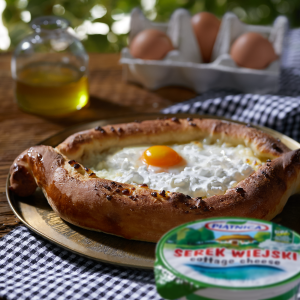 Chaczapuri adżarskie z Serkiem Wiejskim i jajkiem