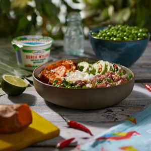 Hawajski poke bowl z Serkiem Wiejskim, tuńczykiem i batatem