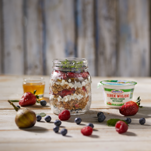 Słoik z Serkiem Wiejskim, granolą i owocami