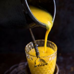 smoothie-z-mango-i-kurkuma