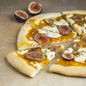domowa-pizza-z-figami-i-serem-kozim