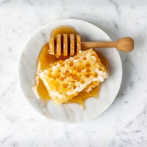 StockFood-plaster-miodu-min-min