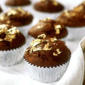 Płatki jadalnego złota na czekoladowych muffinkach