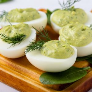 jajka-faszerowane-awokado