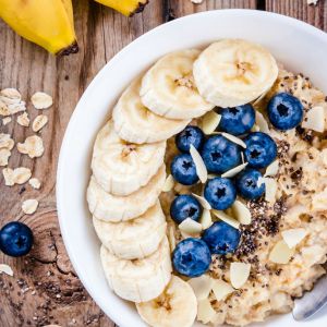 Owsianka z miodem i bananami