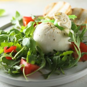 Buratta - co o niej wiemy? Przepis z wykorzystaniem sera.