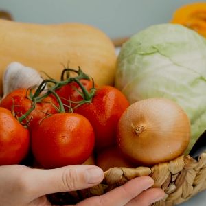 Jak sprytnie obrać pomidory i inne warzywa