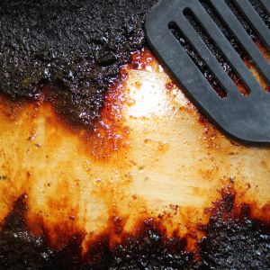 Przypalona blacha do pieczenia