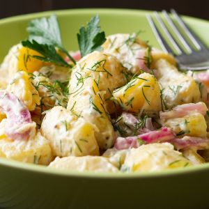 Sycąca sałatka ziemniaczana