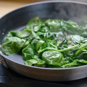 Jak zrobić świeży szpinak na patelni