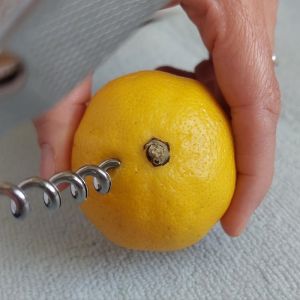 cytryna z korkociągiem