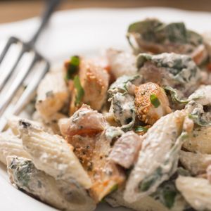 sałatka z makaronem i kurczakiem