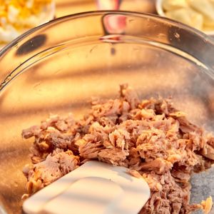 sałatka warstwowa z tuńczyka