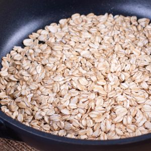 płatki owsiane na patelni