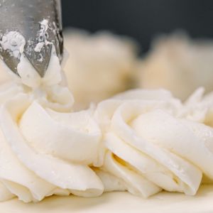 biały krem do tortu