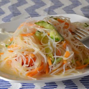 sałatka z makaronem ryżowym