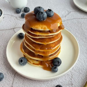 twarogowe pancakes bez cukru z sosem i borówkami