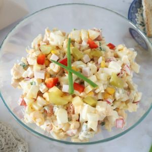 sałatka z szynką i serem