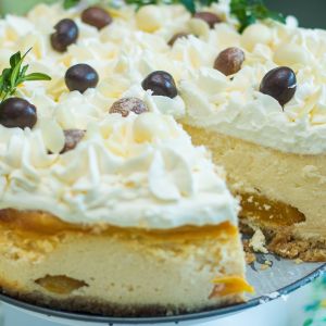 sernik z brzoskwiniami