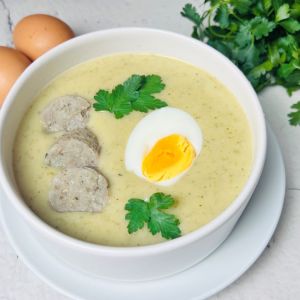 zupa chrzanowa z białą kiełbasą i jajkiem