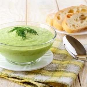 chłodnik z awokado i ogórków małosolnych