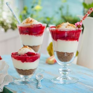 deser z rabarbarem z bitą śmietaną