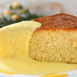 jogurtowe ciasto z kaszy manny z sosem waniliowym