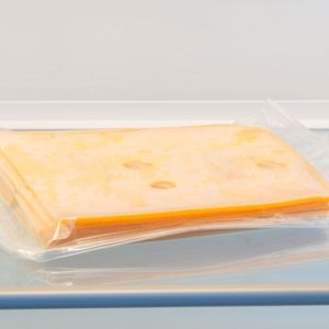 ser żółty w plasterkach