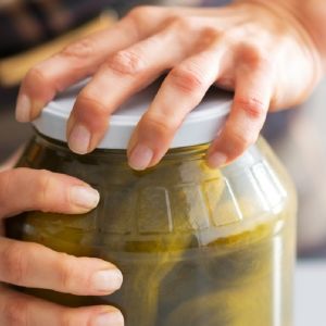 otwieranie słoika