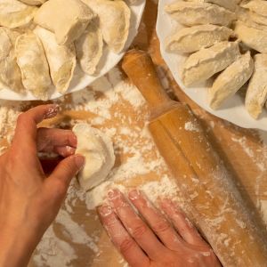 lepienie pierogów