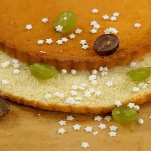 Jak  szybko pociąć biszkopt na blaty