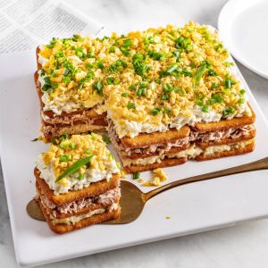 sałatka z tuńczykiem na krakersach