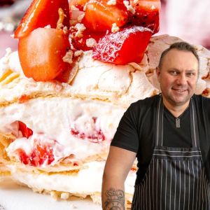 rolada bezowa z owocami