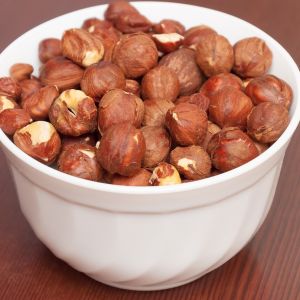 jak obierać orzechy laskowe