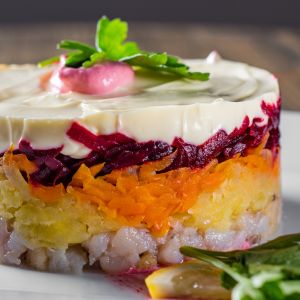 warstwowa sałatka śledziowa