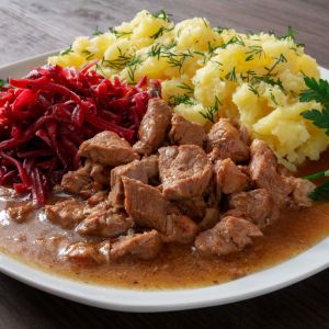 gulasz z ziemniakami i buraczkami