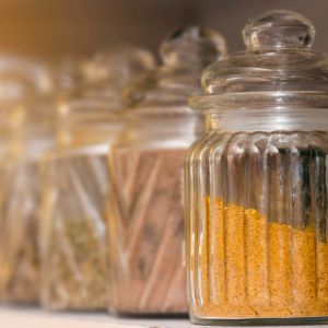 przyprawy w szklanych słoiczkach