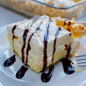 budyniowe ciasto z bitą śmietaną