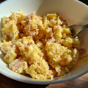 jajecznica z boczkiem i ziemniakami