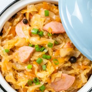 wiosenny kociołek z młodą kapustą