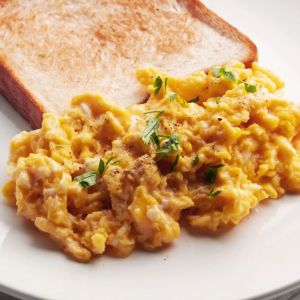 jajecznica z sosem sojowym