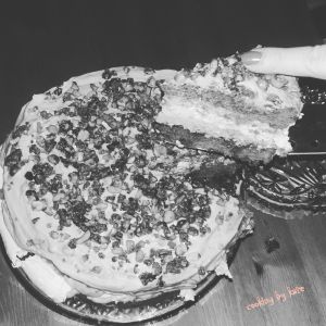 Tort biszkoptowy z bezą i masą śmietanową