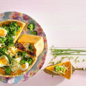 Sernik marchewkowy z siekanym jajem, szczypiorem i brokułem