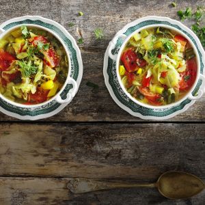 Zupa warzywna z kapustą i papryką