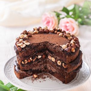Tort wegański czekoladowo-orzechowy