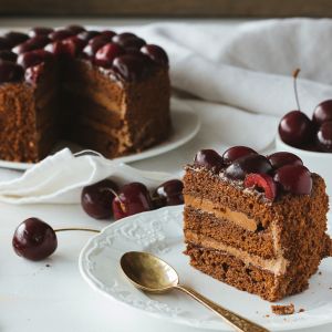 tort-czekoladowy-z-wiśniami
