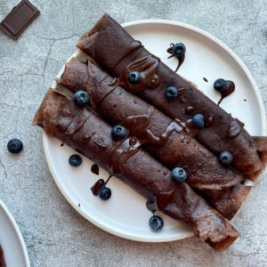 naleśniki czekoladowe z czekoladą i borówkami
